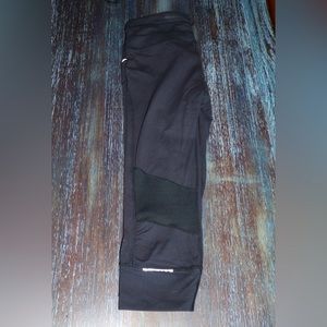 Athleta slash pocket mesh calf Capri in black